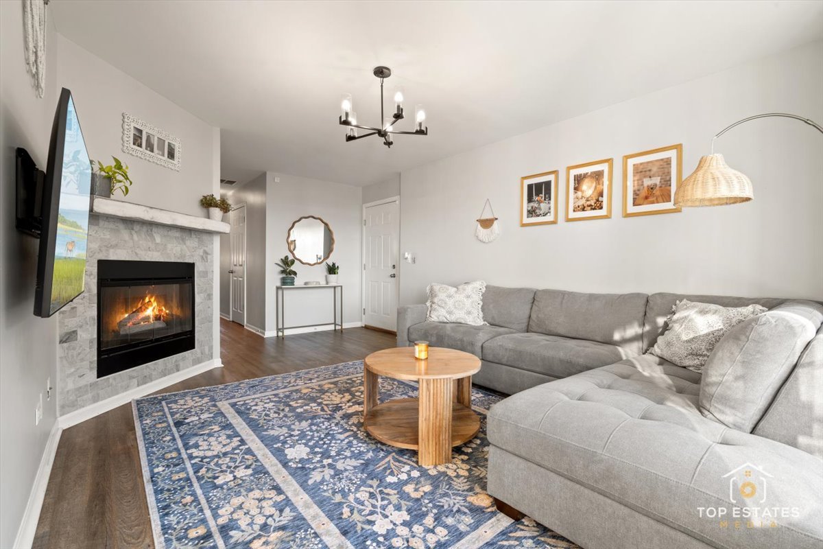 310 Buckingham Circle #B, Elgin, IL 60120