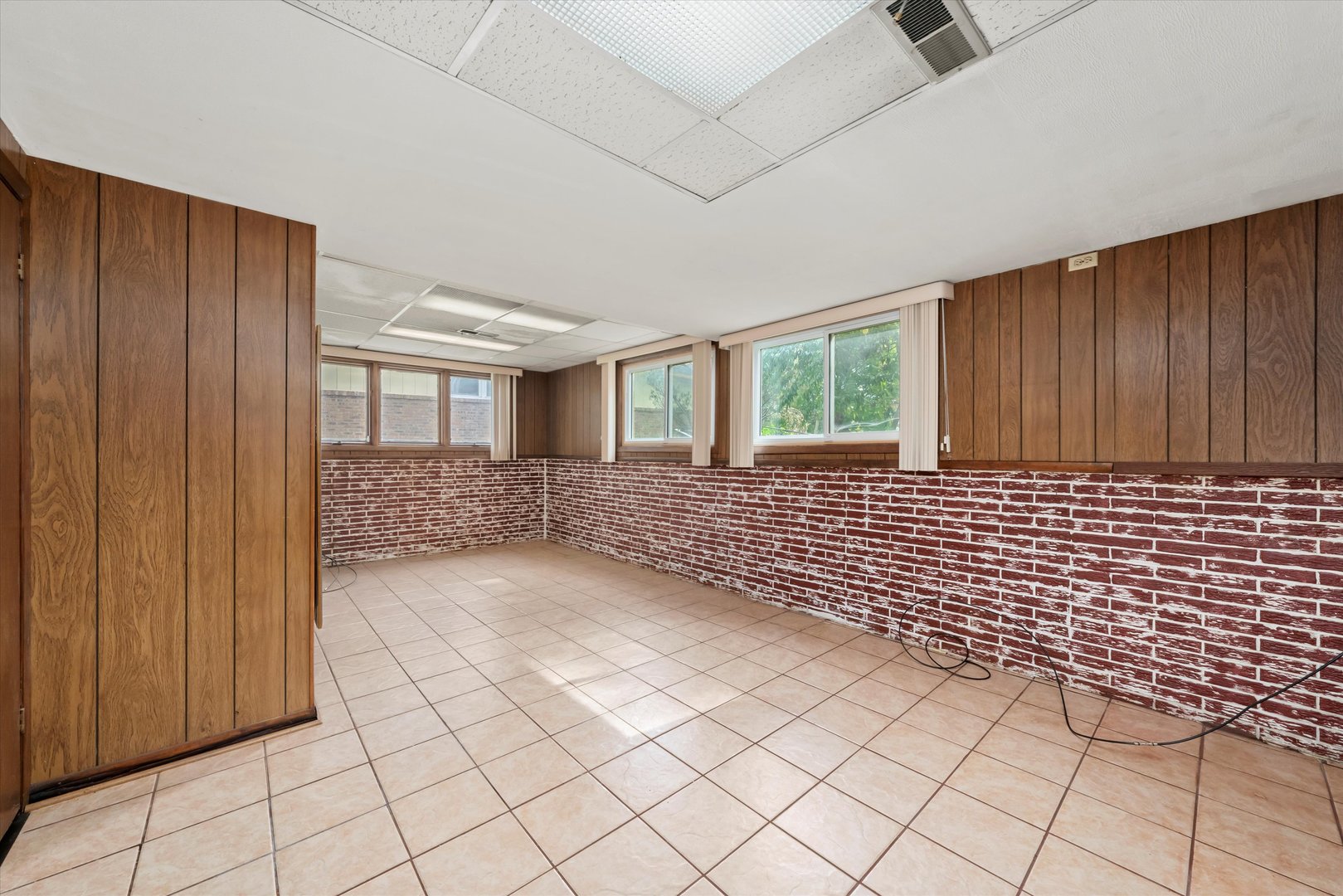 943 E 164th Court, South Holland, IL 60473