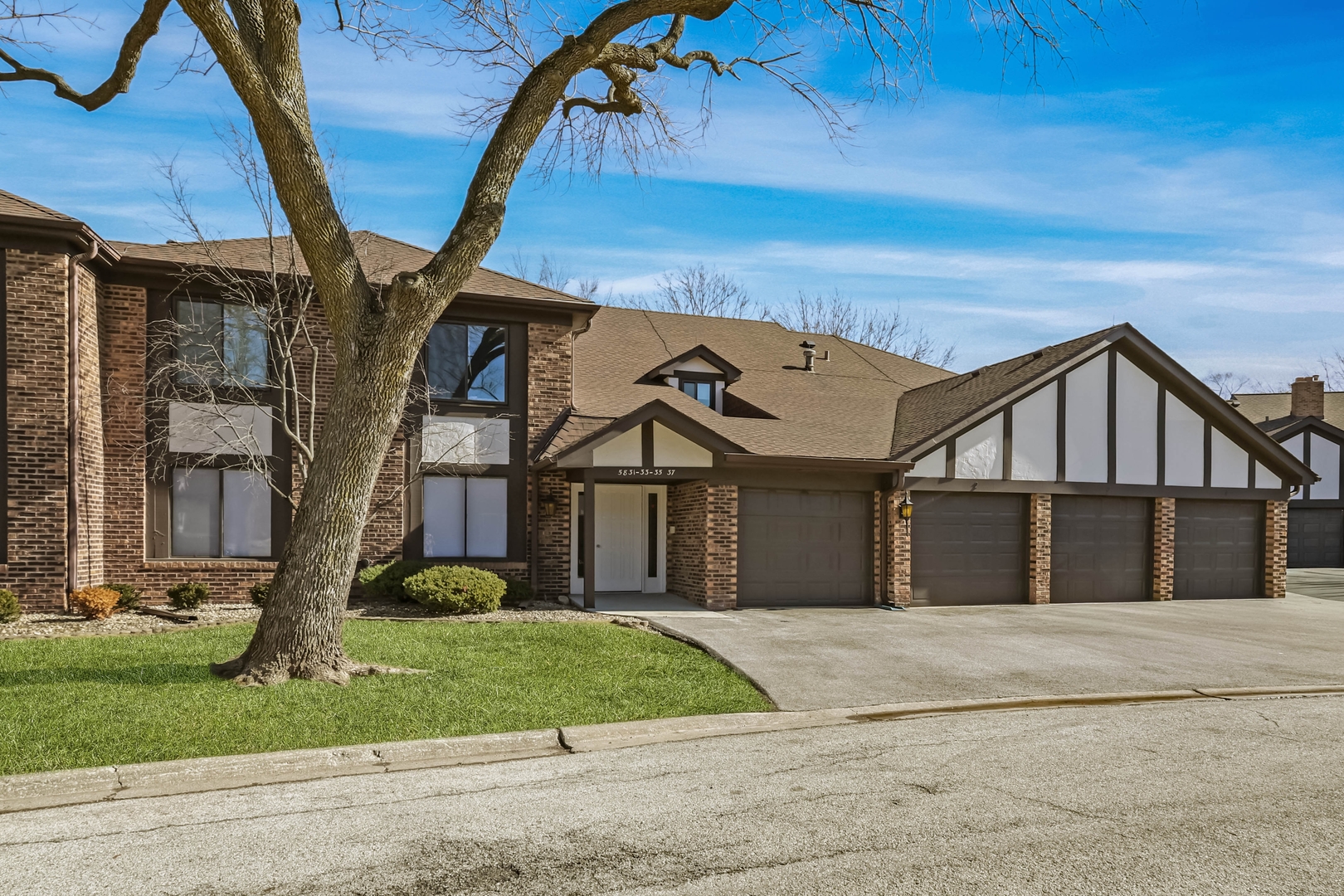 5835 Doe Circle #8, Westmont, IL 60559