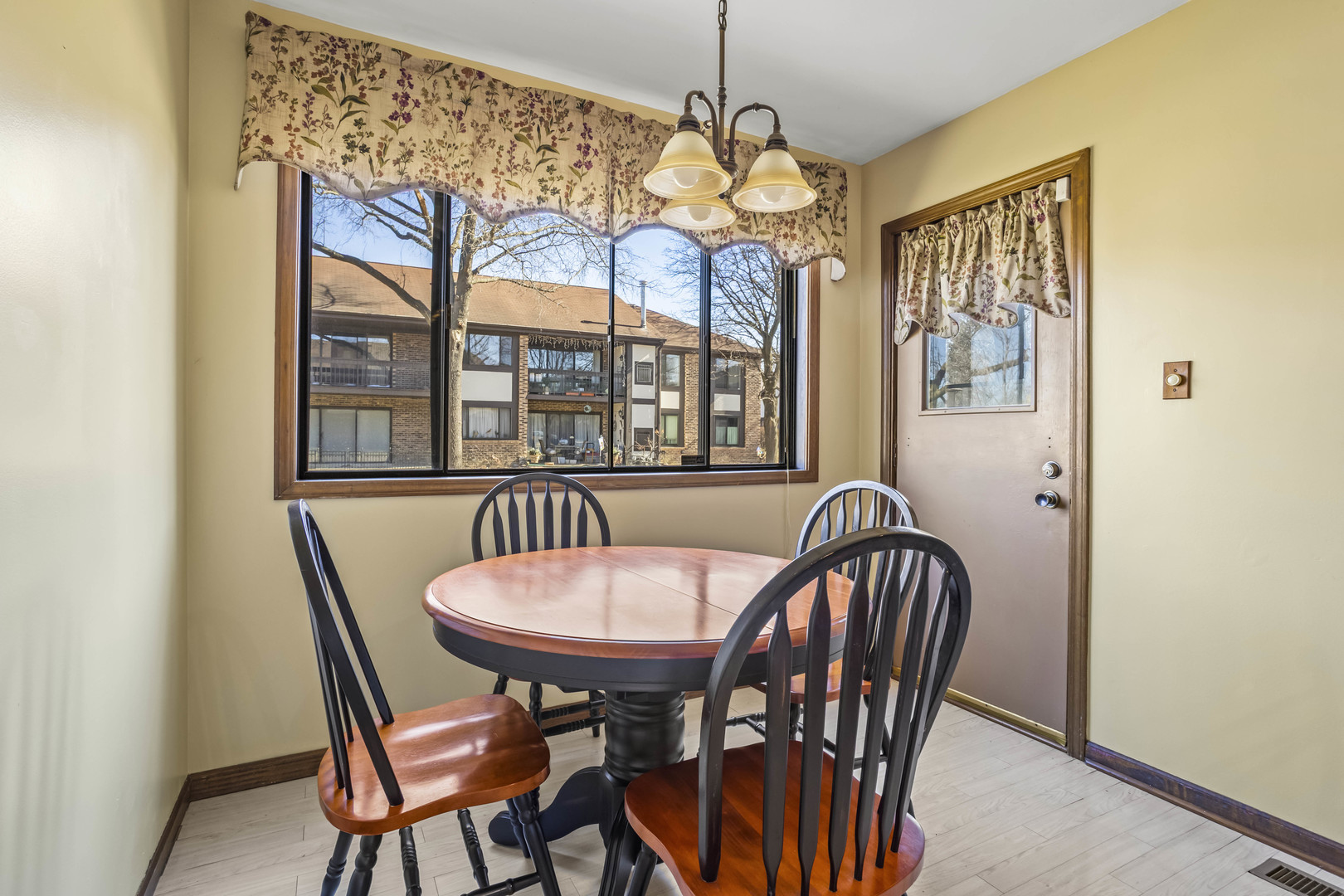 5835 Doe Circle #8, Westmont, IL 60559