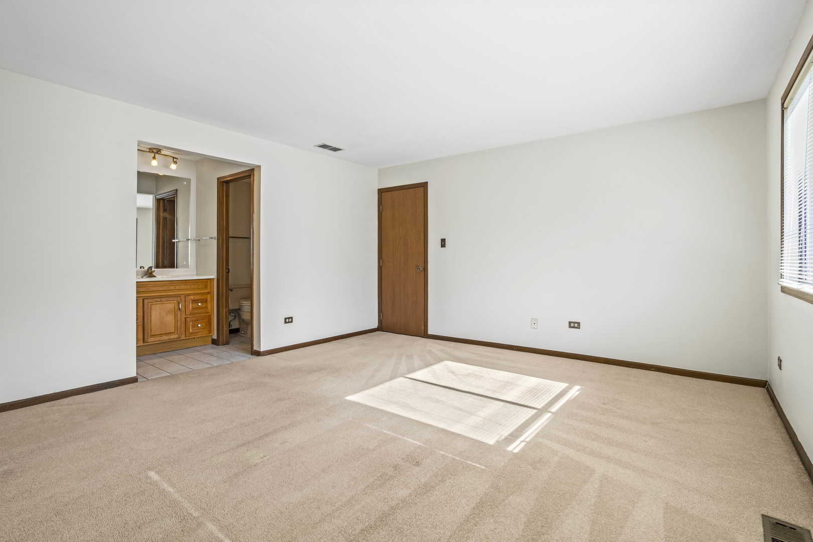 5835 Doe Circle #8, Westmont, IL 60559