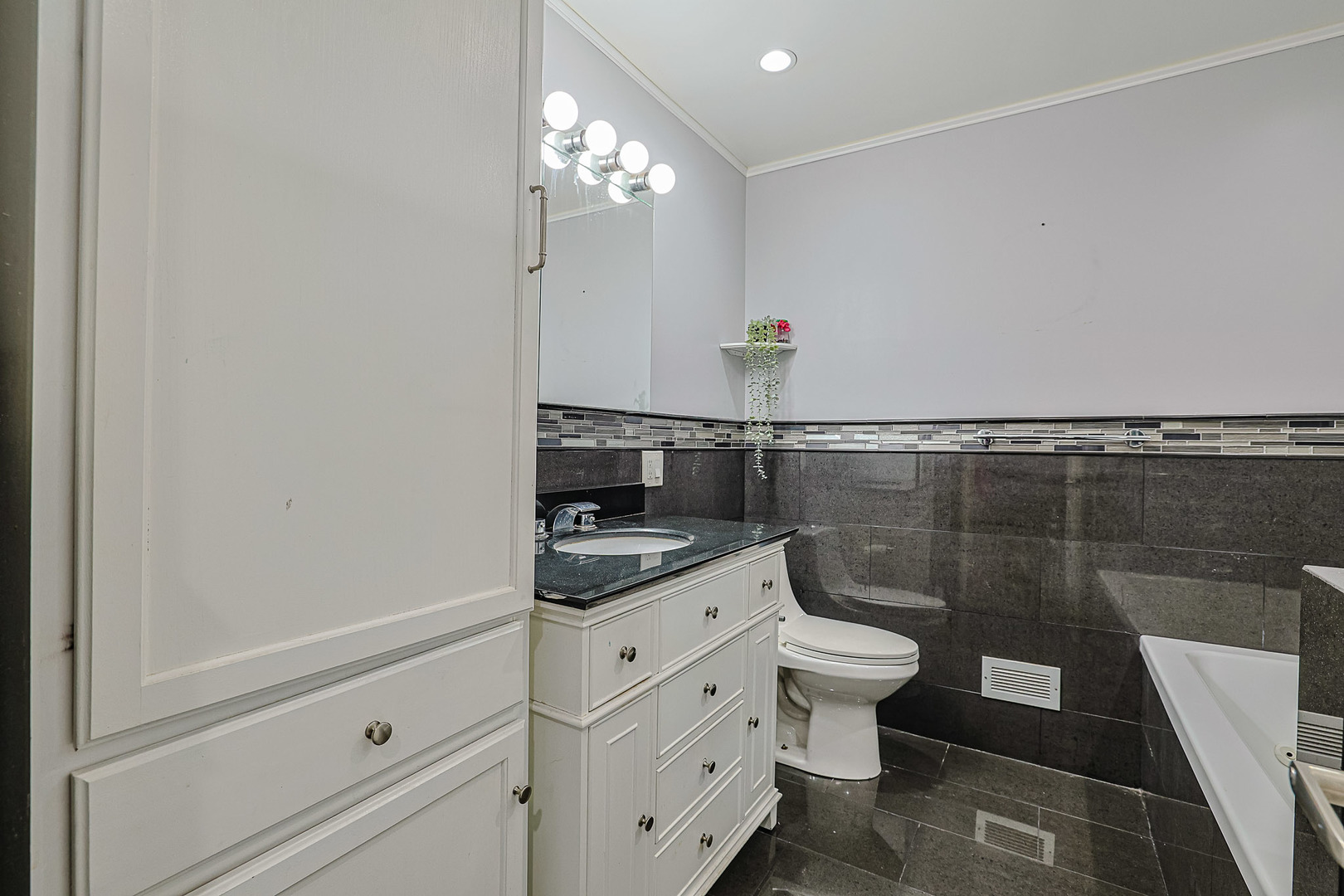 9446 Dee Road #2F, Des Plaines, IL 60016