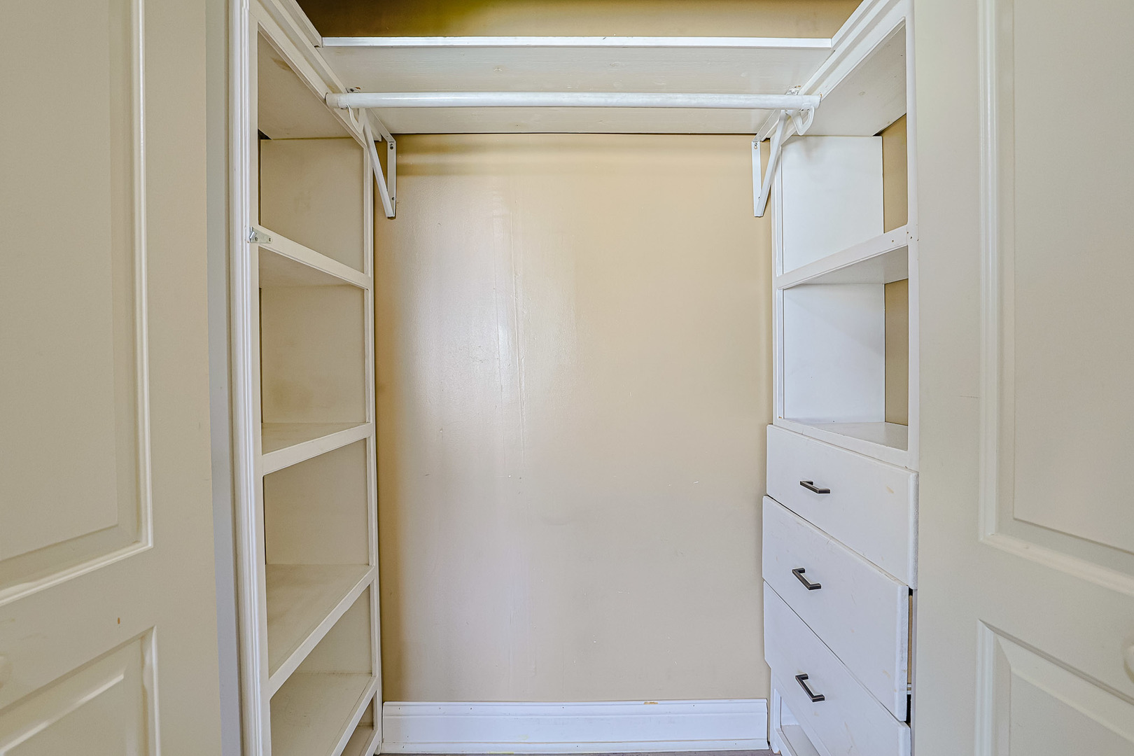 9446 Dee Road #2F, Des Plaines, IL 60016