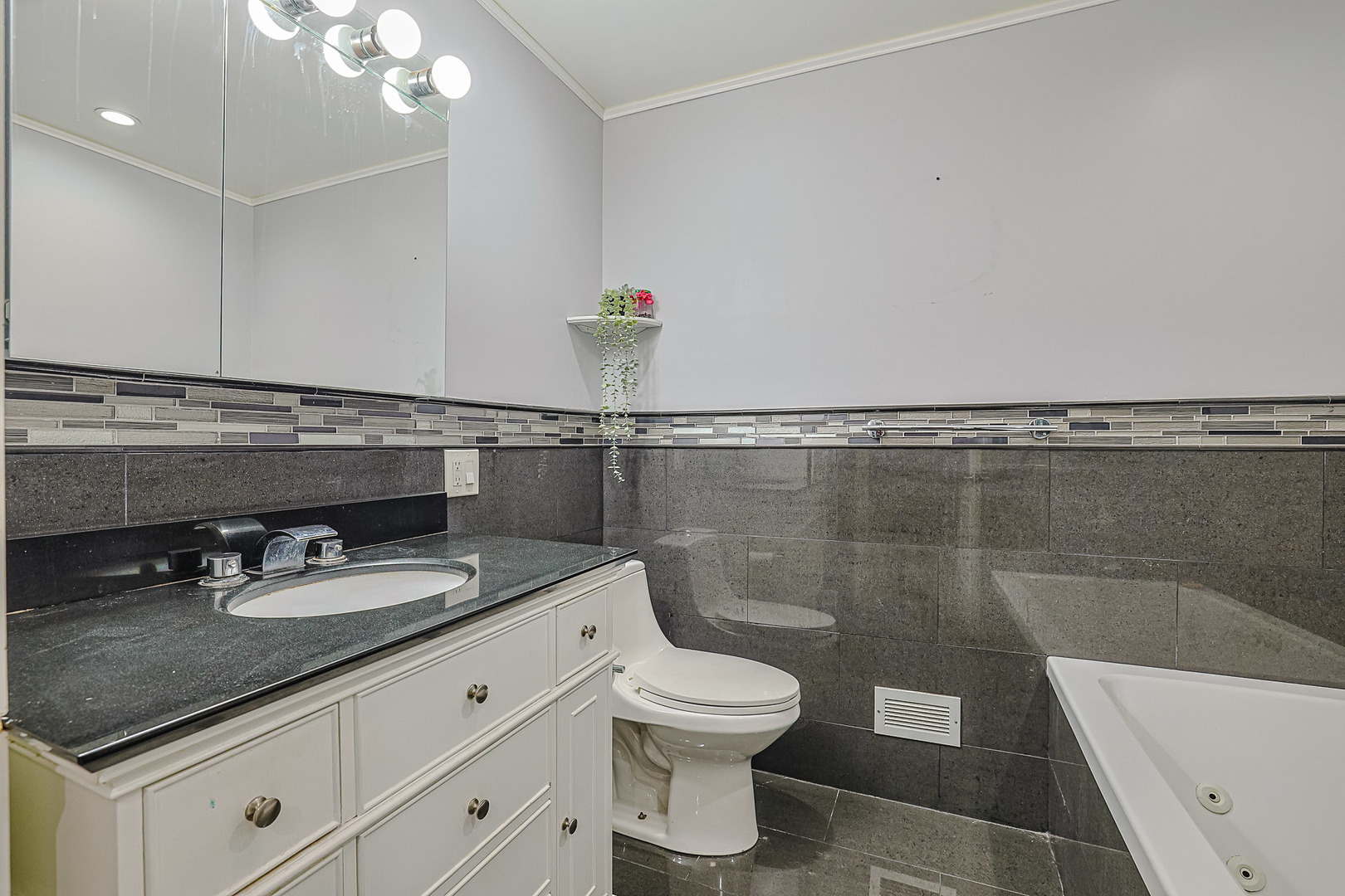 9446 Dee Road #2F, Des Plaines, IL 60016