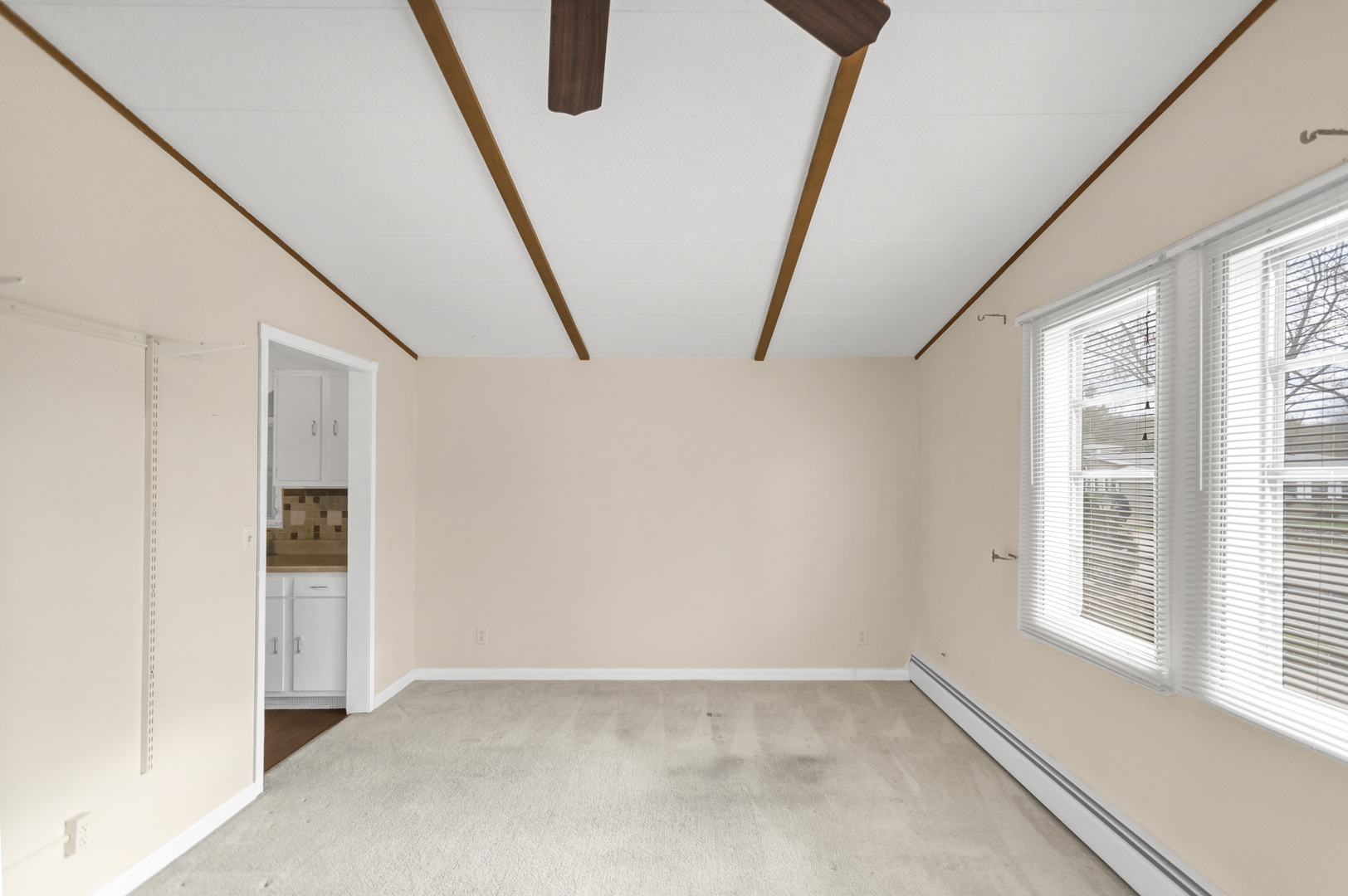 1053 Lakeview Road, Elgin, IL 60123