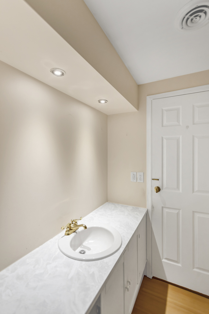 1053 Lakeview Road, Elgin, IL 60123