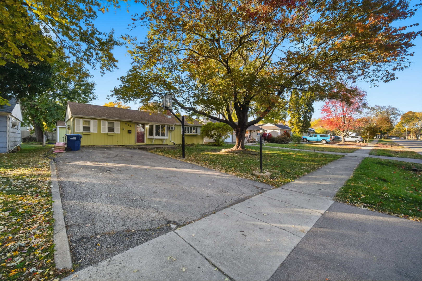 212 N KNOLLWOOD Drive, Wheaton, IL 60187