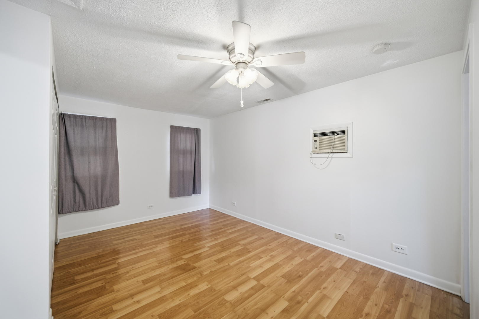 212 N KNOLLWOOD Drive, Wheaton, IL 60187