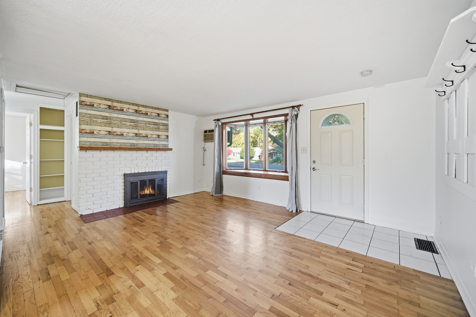 212 N KNOLLWOOD Drive, Wheaton, IL 60187