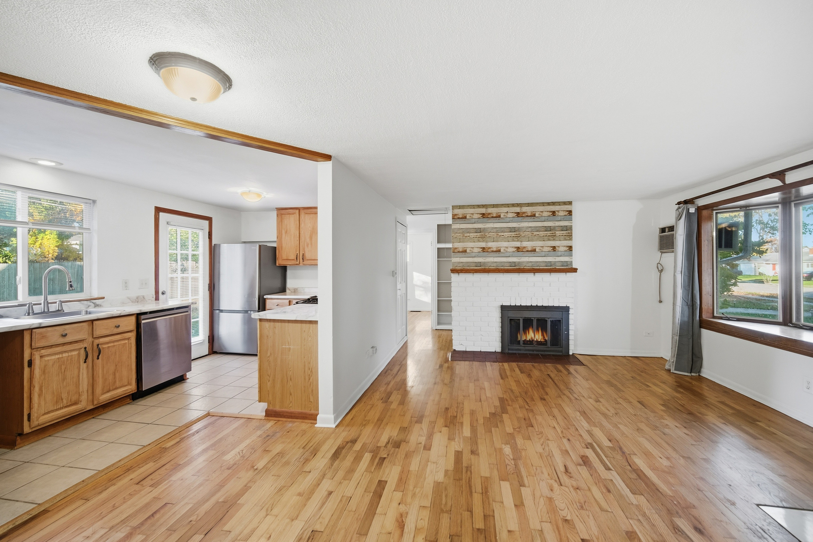 212 N KNOLLWOOD Drive, Wheaton, IL 60187