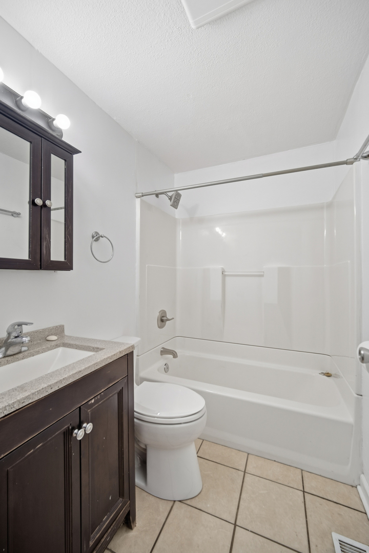 212 N KNOLLWOOD Drive, Wheaton, IL 60187