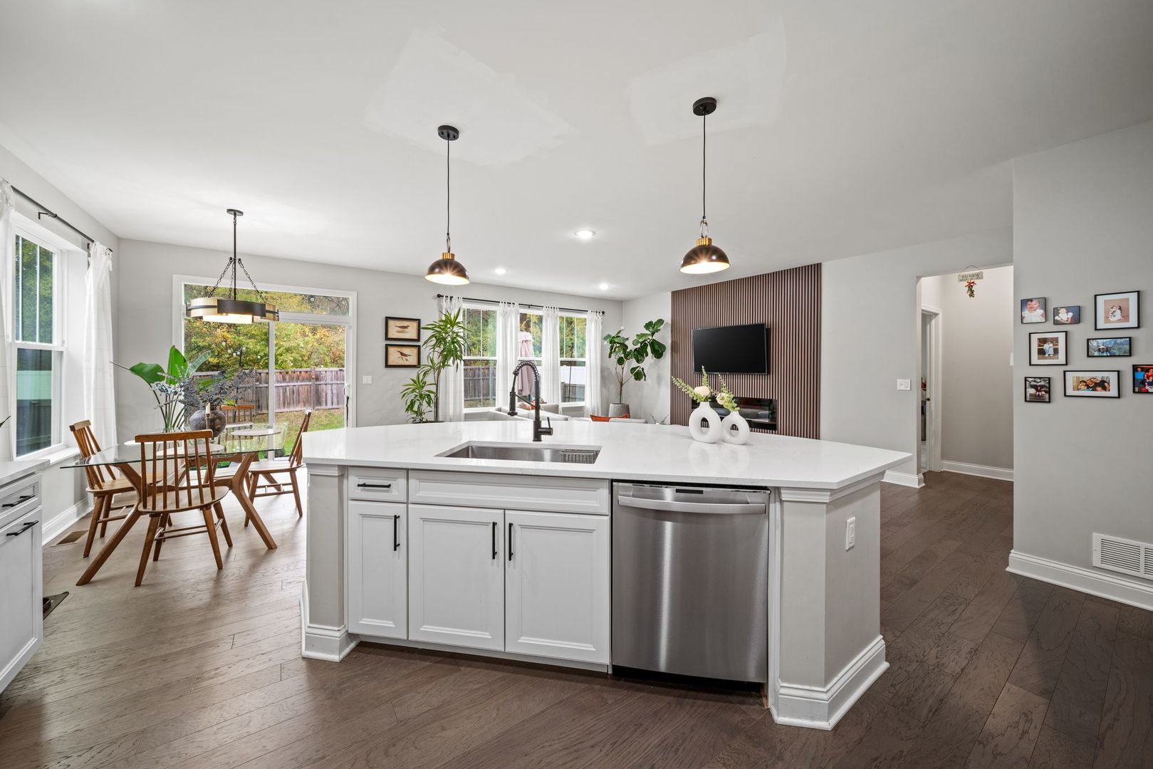 265 South Pointe Avenue, South Elgin, IL 60177