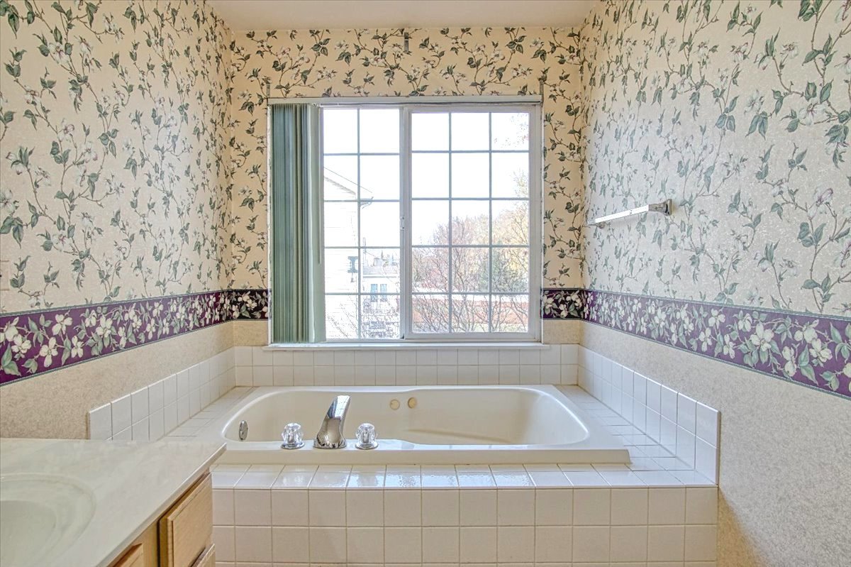 1731 Redwood Lane, McHenry, IL 60050