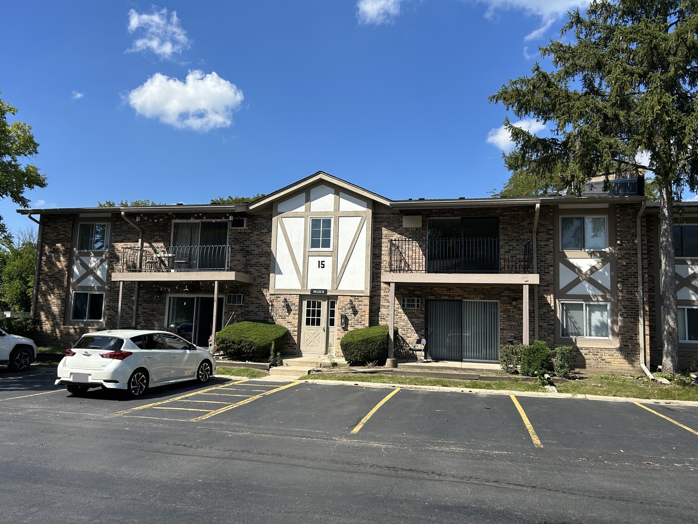 9S120 Lake Drive #15B-208, Willowbrook, IL 60527