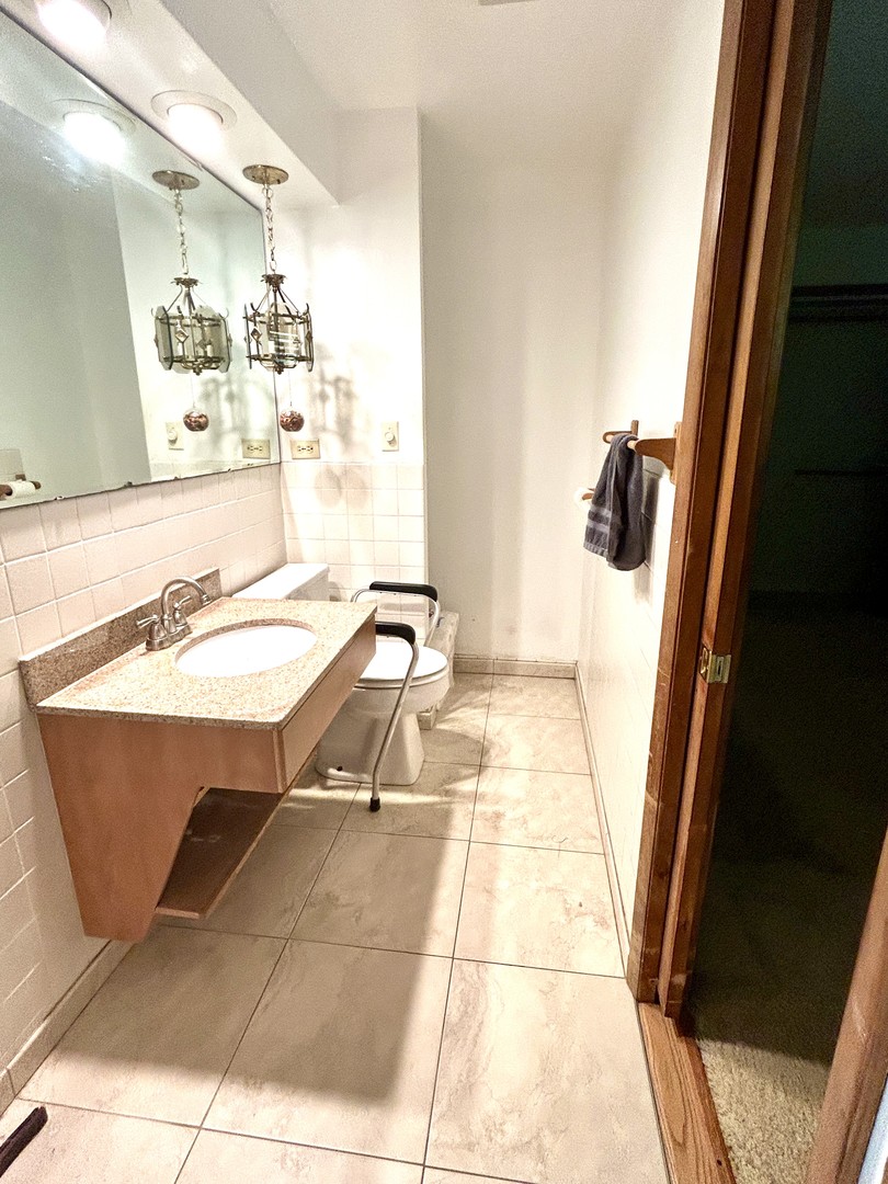 333 Charing Cross Road, Elk Grove Village, IL 60007