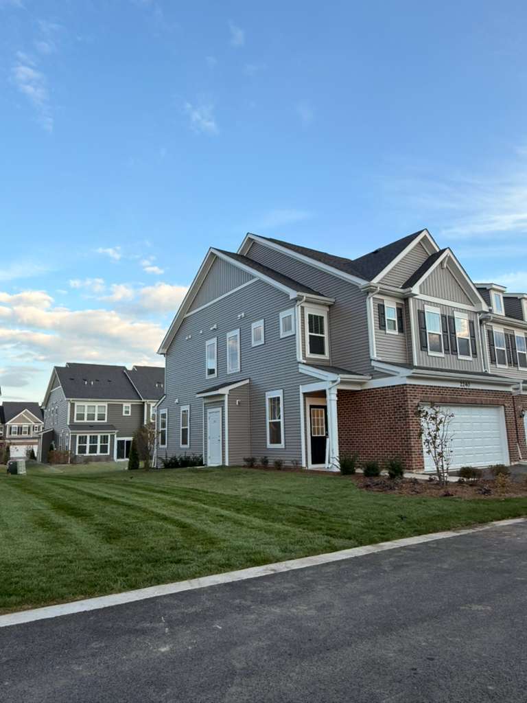 2240 Horseshoe Circle #2240, Naperville, IL 60564