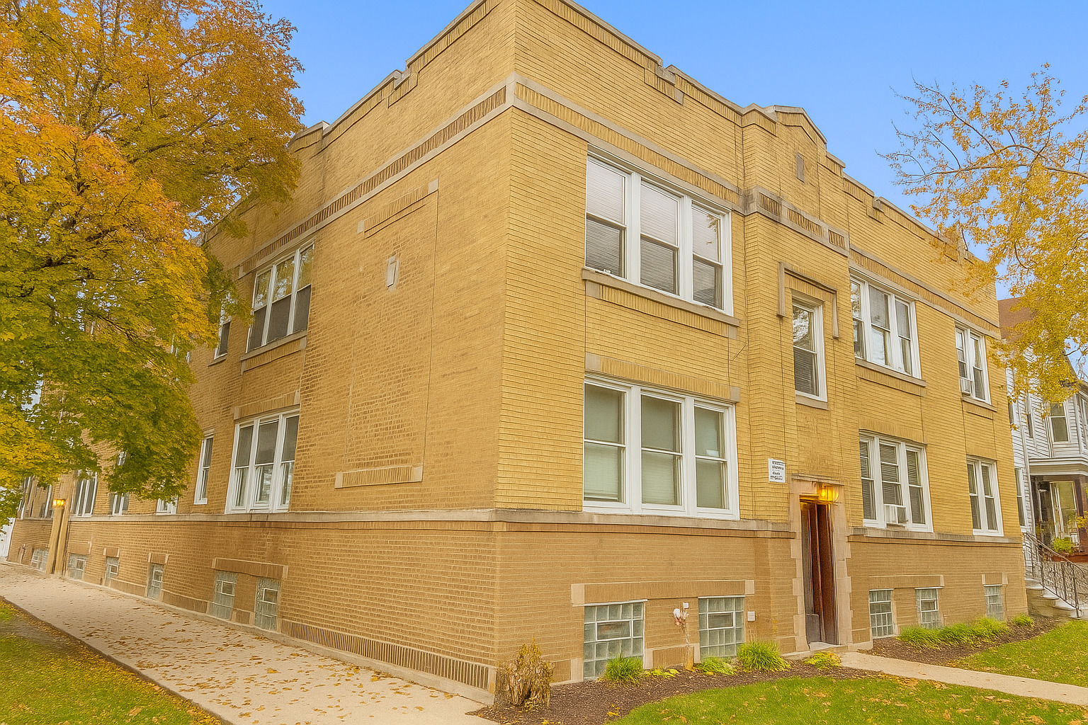 3909 N Lamon Avenue #2N, Chicago, IL 60641