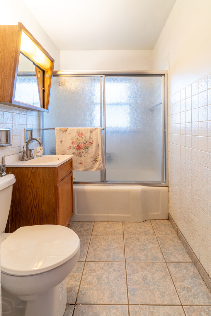 7635 W 65th Place, Bedford Park, IL 60501