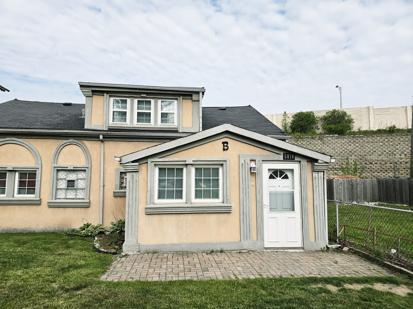 5010 Harold Avenue #B, Schiller Park, IL 60176