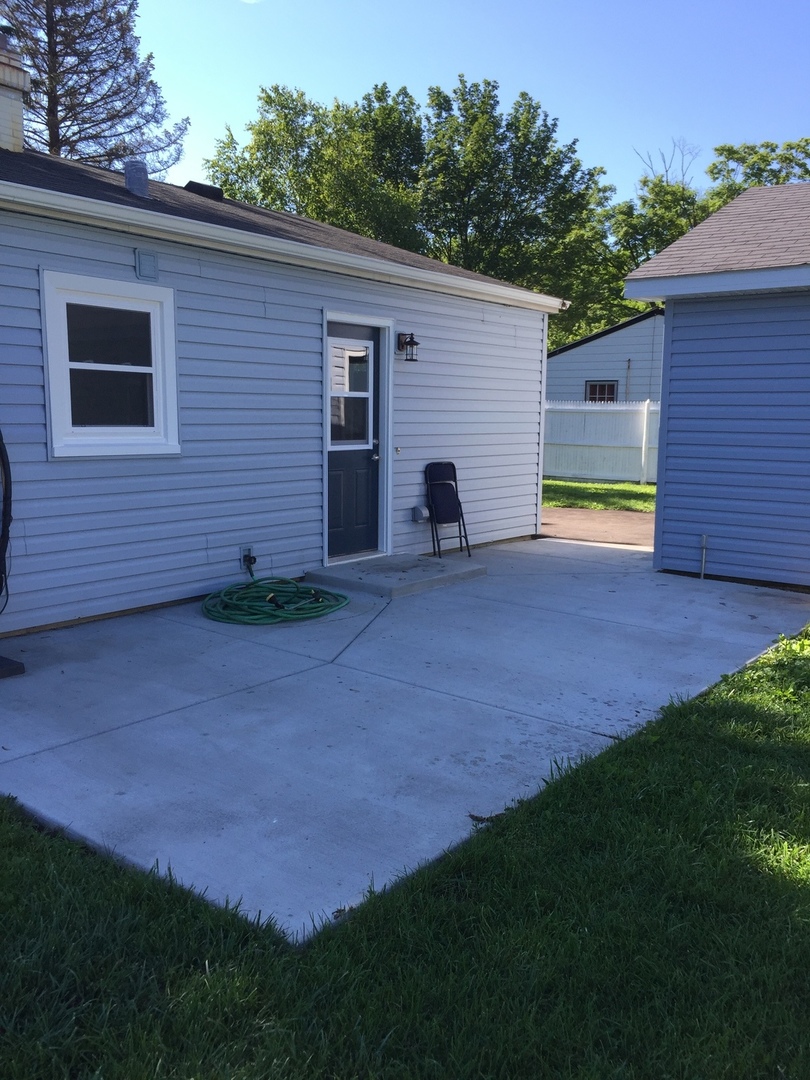 2 SWEETBRIAR Court, South Elgin, IL 60177