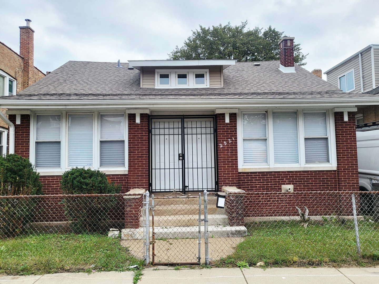 2521 E 72ND Place, Chicago, IL 60649