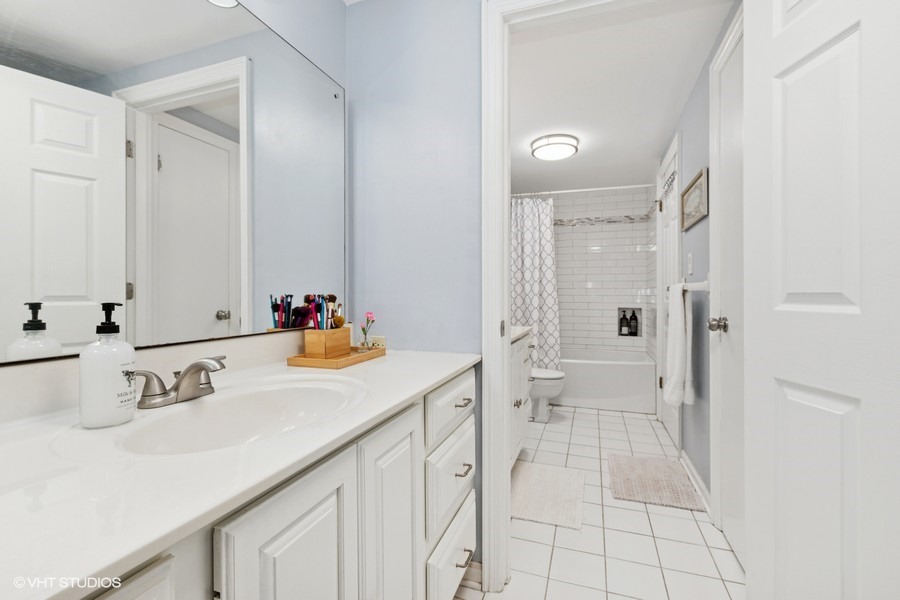 128 Carriage Way Drive #217B, Burr Ridge, IL 60527