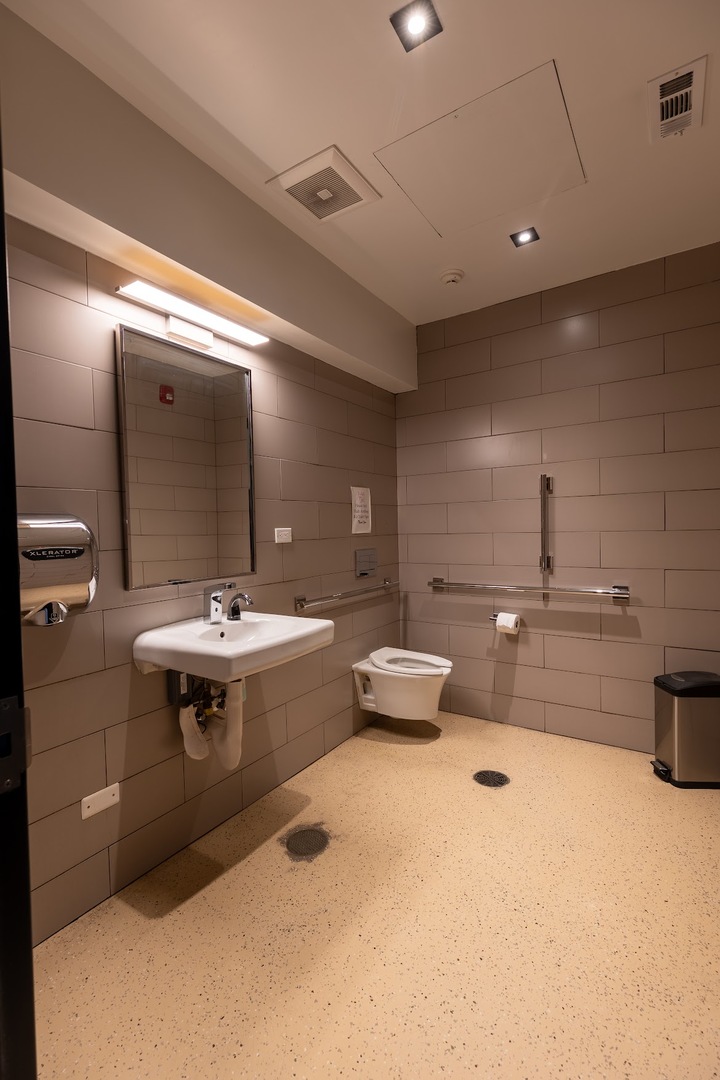 8905 W Cermak Road, North Riverside, IL 60546