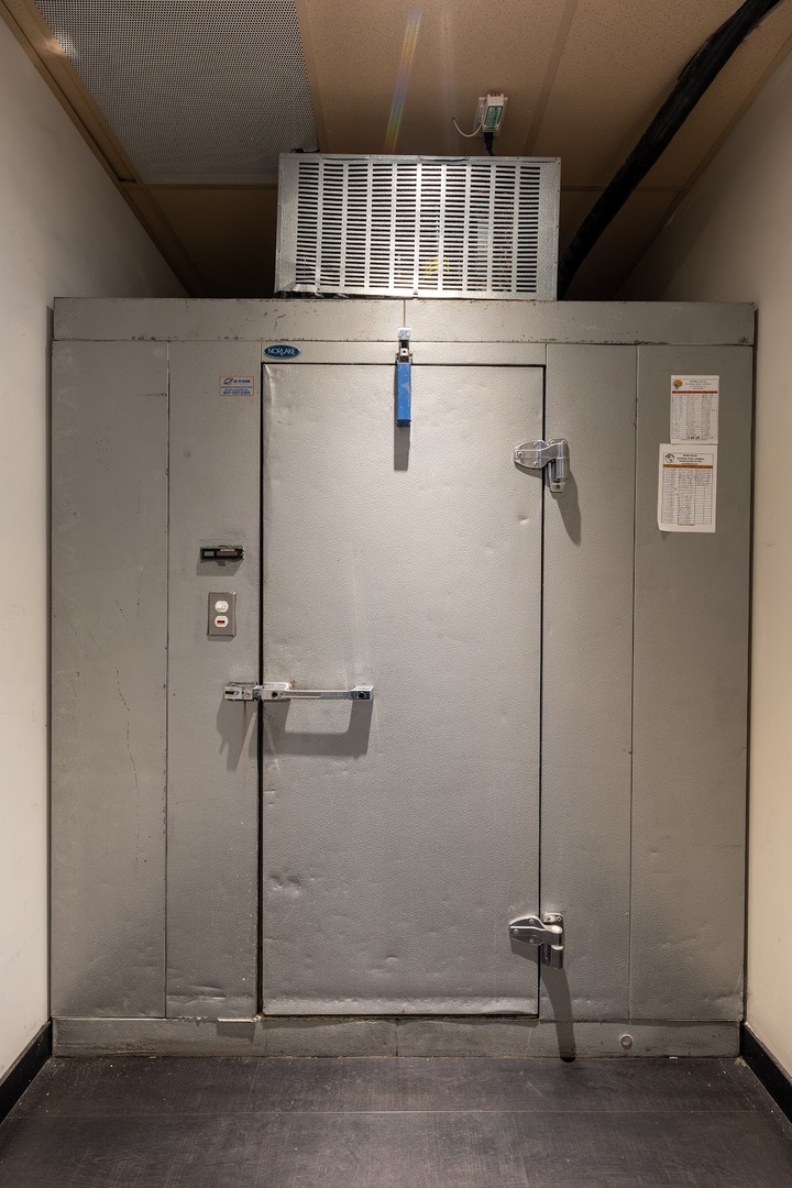 8905 W Cermak Road, North Riverside, IL 60546