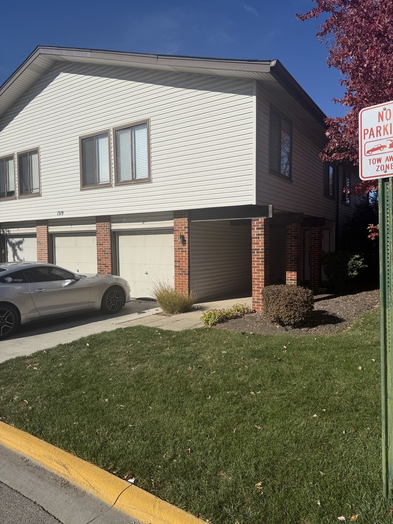 1319 Kingsbury Drive #2, Hanover Park, IL 60133