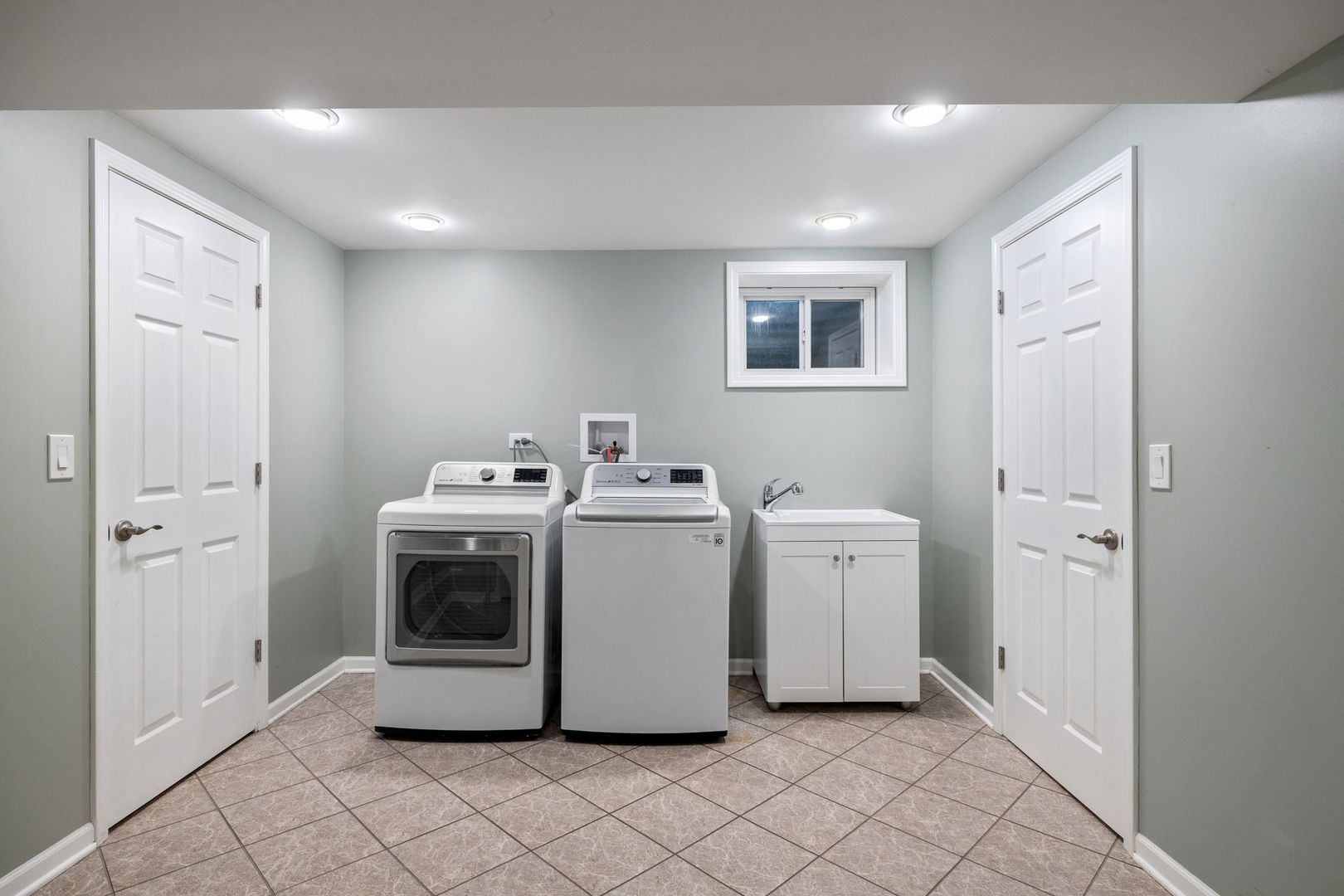 302 Carriage Hill Road, Naperville, IL 60565