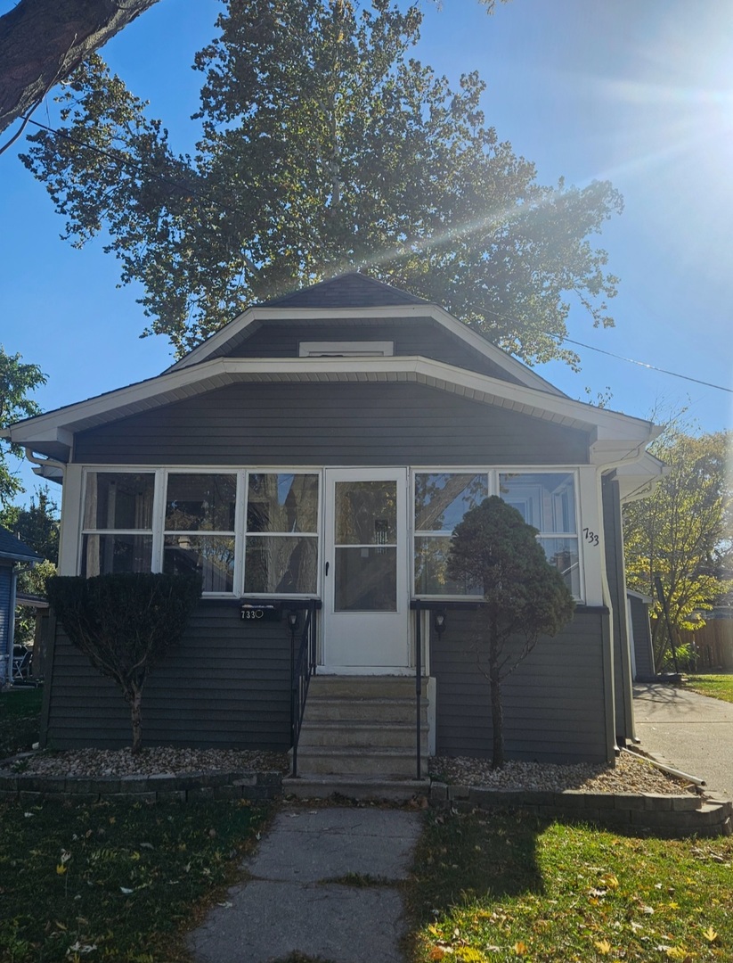 733 Schomer Avenue, Aurora, IL 60505