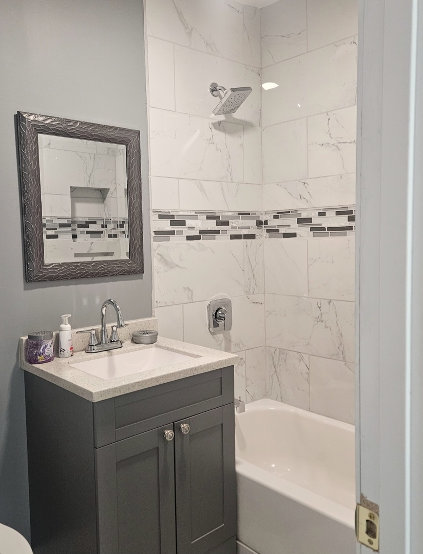 733 Schomer Avenue, Aurora, IL 60505