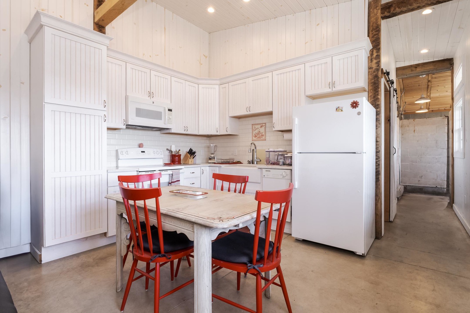 14431 E 2400 North Road, Hudson, IL 61748