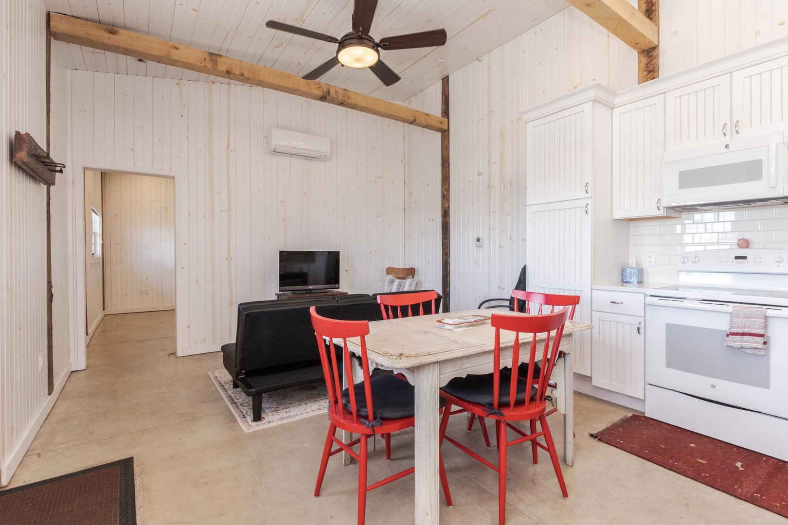 14431 E 2400 North Road, Hudson, IL 61748