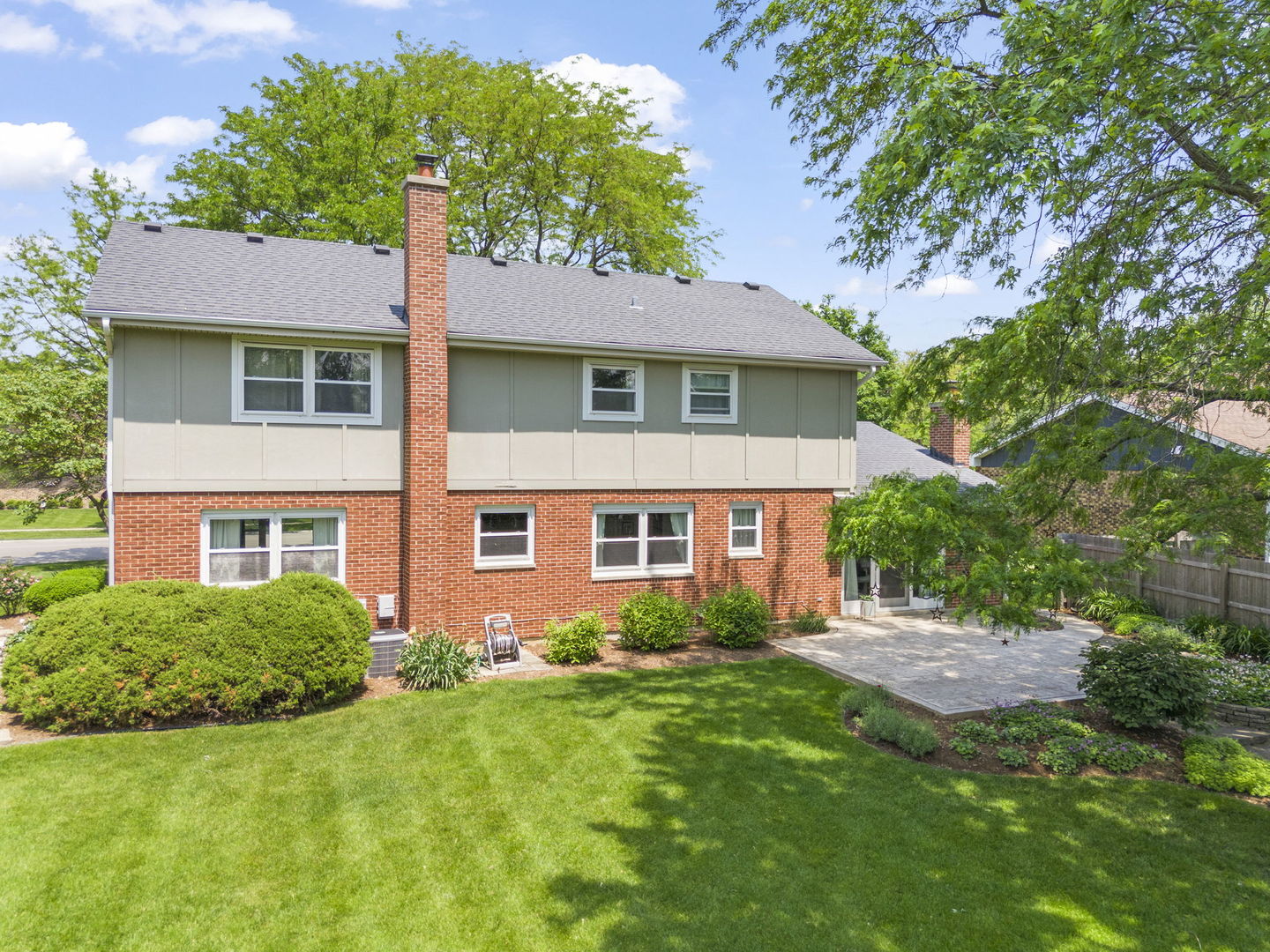 595 Raintree Drive, Glen Ellyn, IL 60137