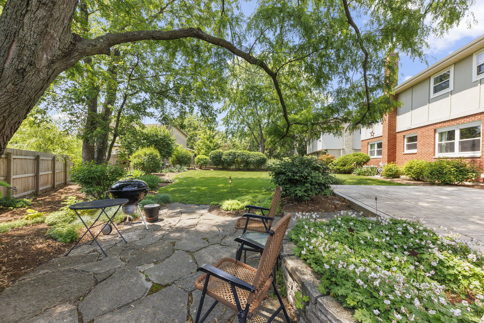 595 Raintree Drive, Glen Ellyn, IL 60137