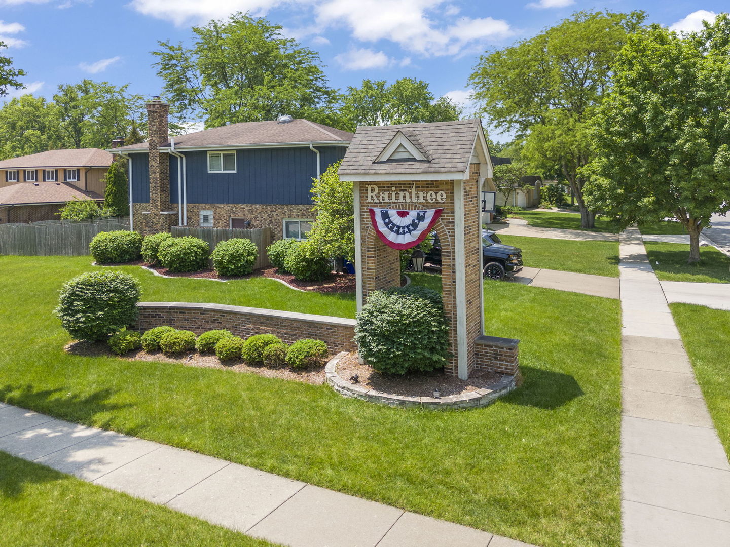 595 Raintree Drive, Glen Ellyn, IL 60137