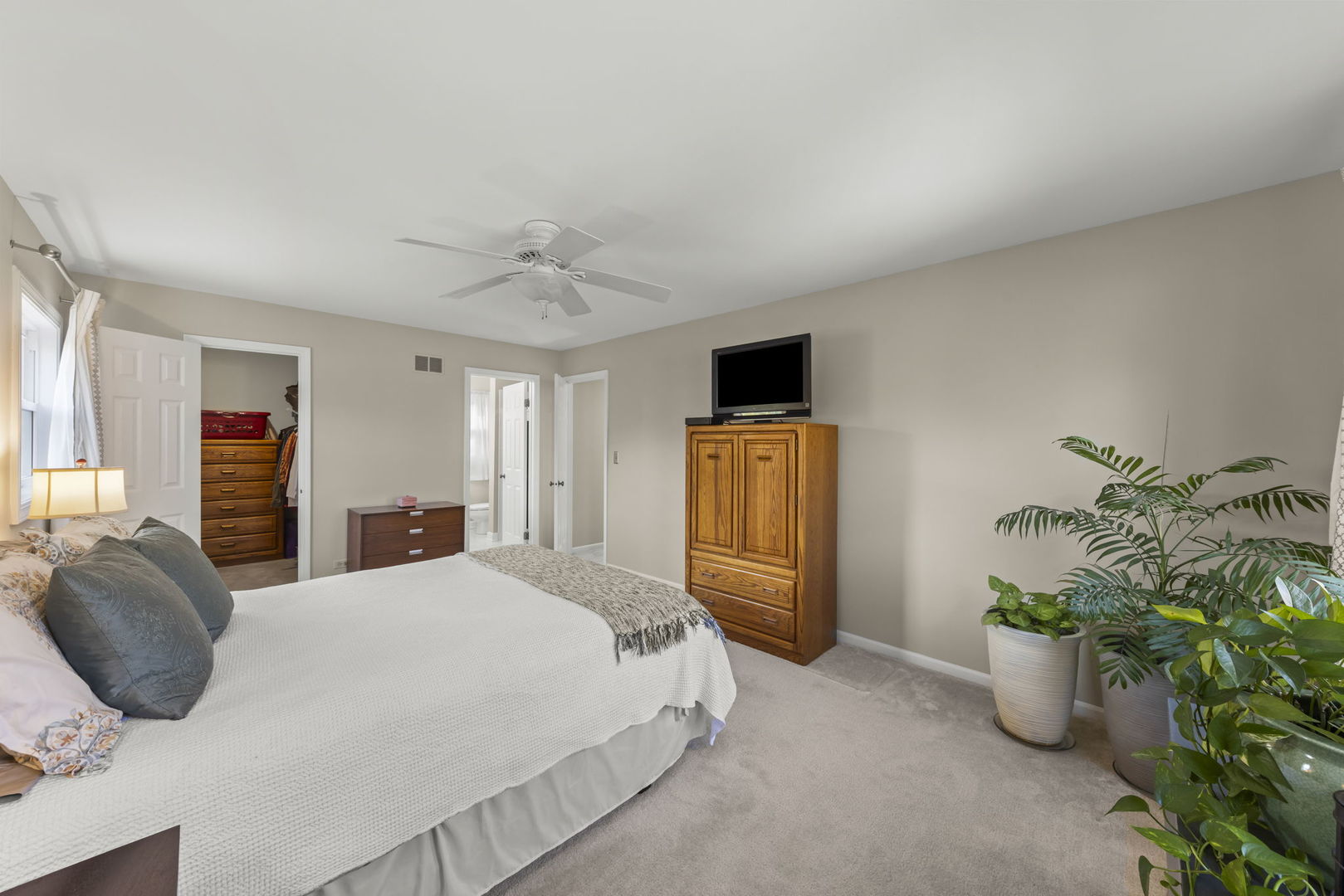 595 Raintree Drive, Glen Ellyn, IL 60137