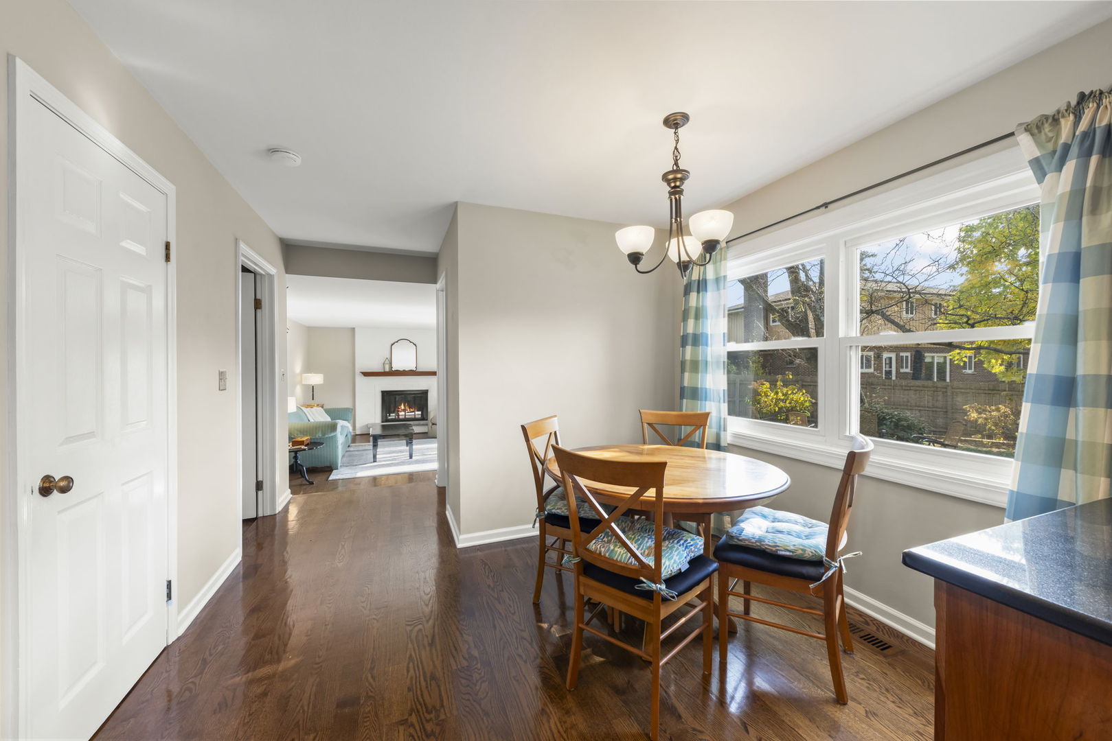 595 Raintree Drive, Glen Ellyn, IL 60137