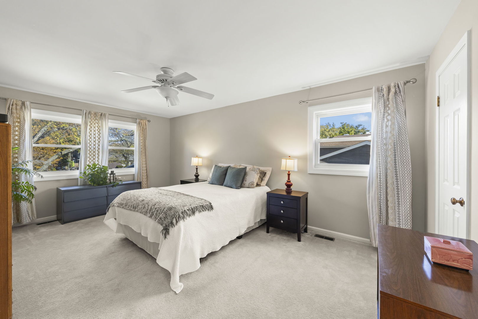 595 Raintree Drive, Glen Ellyn, IL 60137