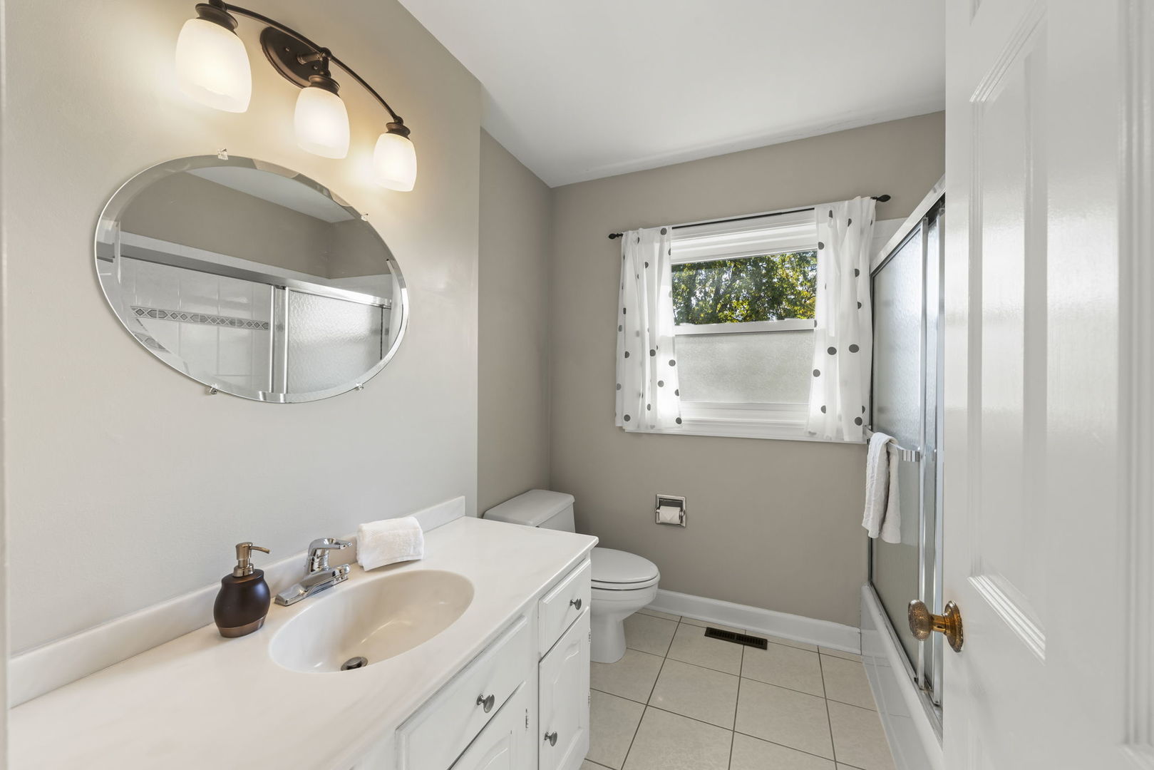 595 Raintree Drive, Glen Ellyn, IL 60137