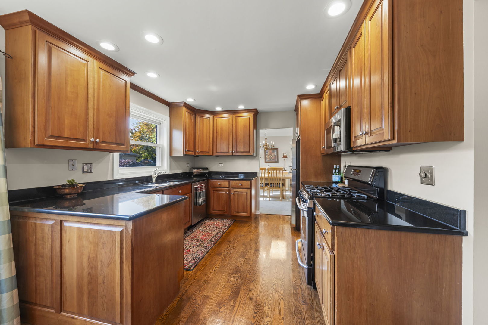 595 Raintree Drive, Glen Ellyn, IL 60137