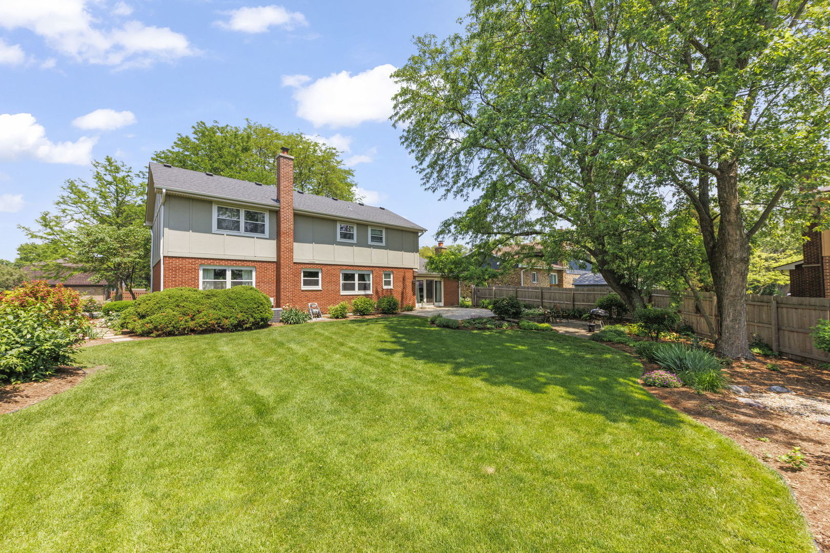 595 Raintree Drive, Glen Ellyn, IL 60137