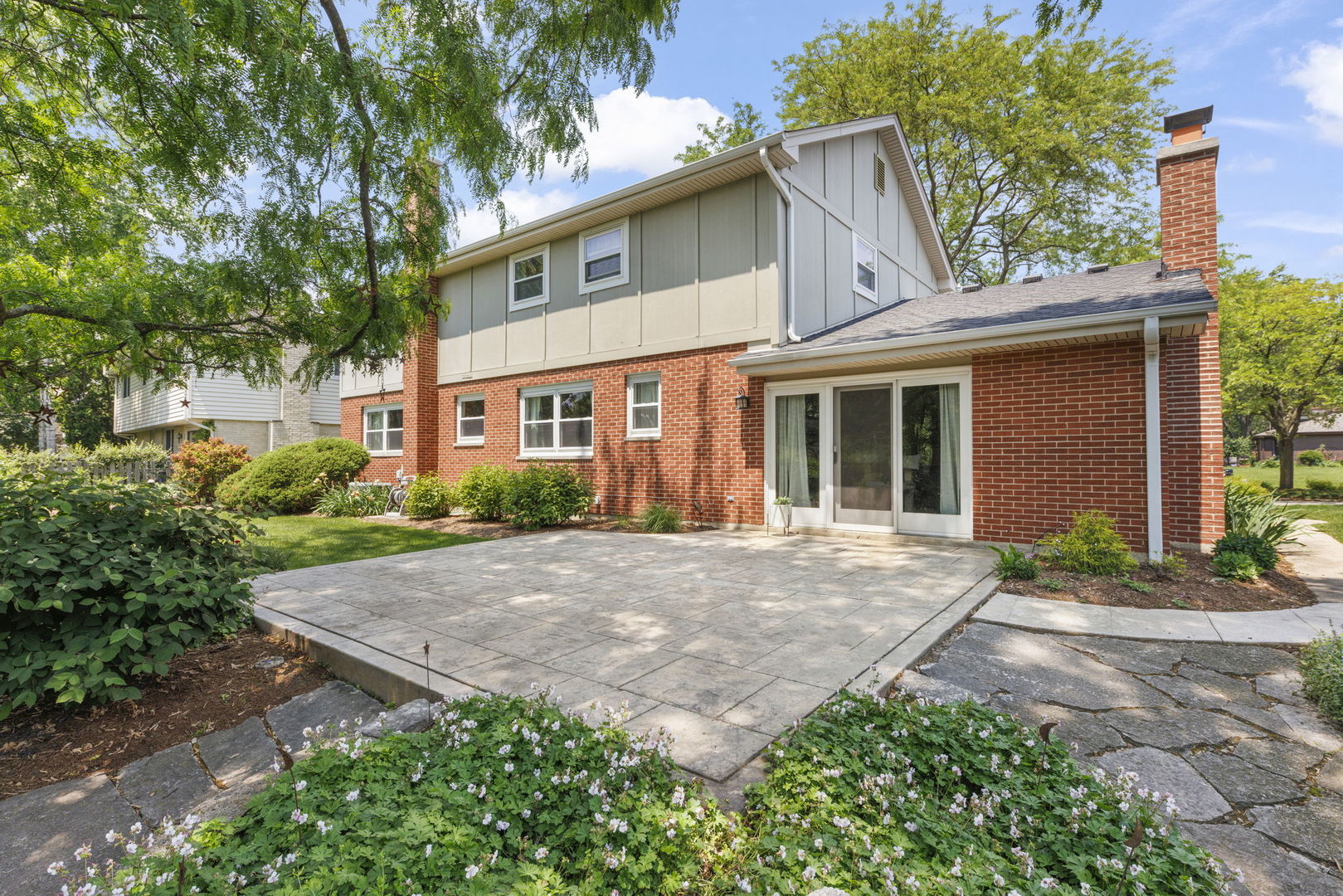 595 Raintree Drive, Glen Ellyn, IL 60137