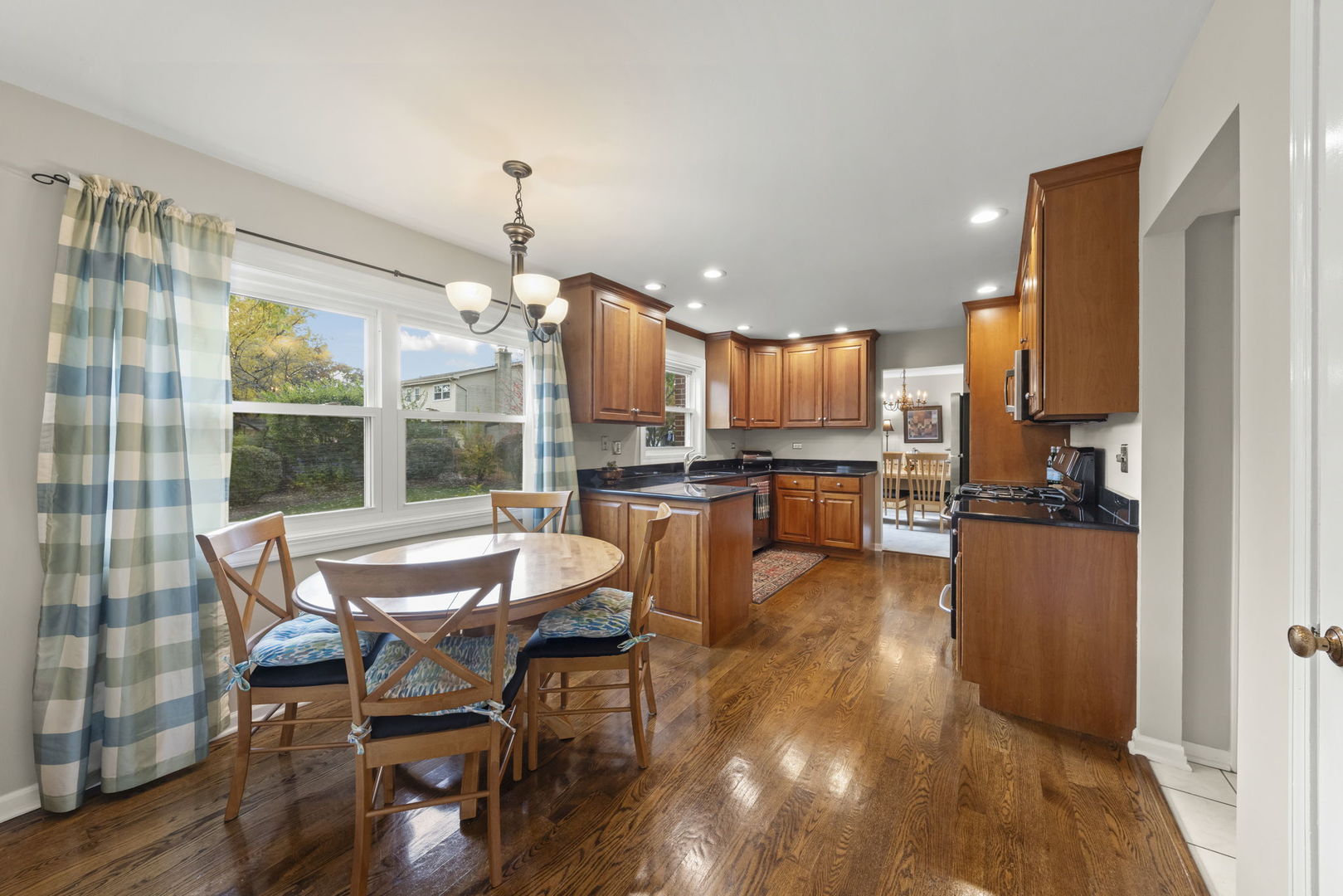 595 Raintree Drive, Glen Ellyn, IL 60137