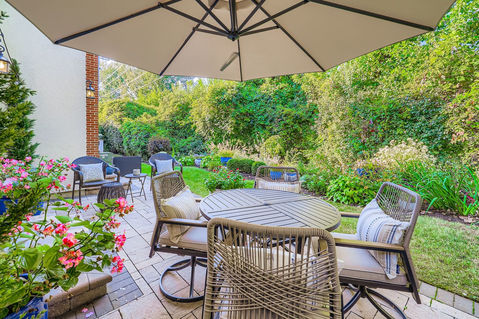 28 Windsor Drive, Elmhurst, IL 60126