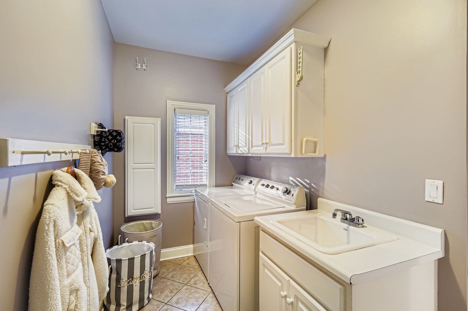 28 Windsor Drive, Elmhurst, IL 60126