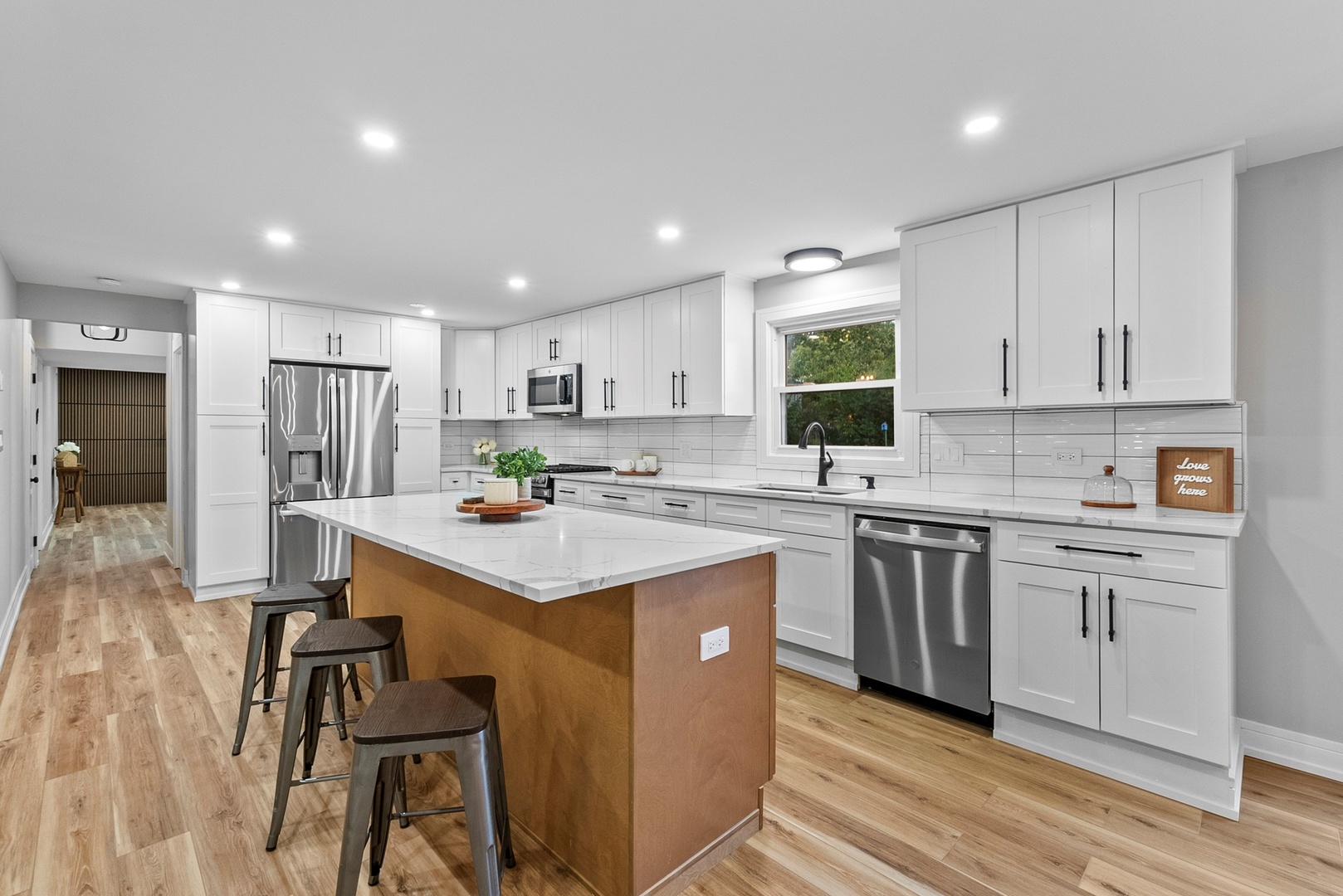 305 Williams Drive, Schaumburg, IL 60193