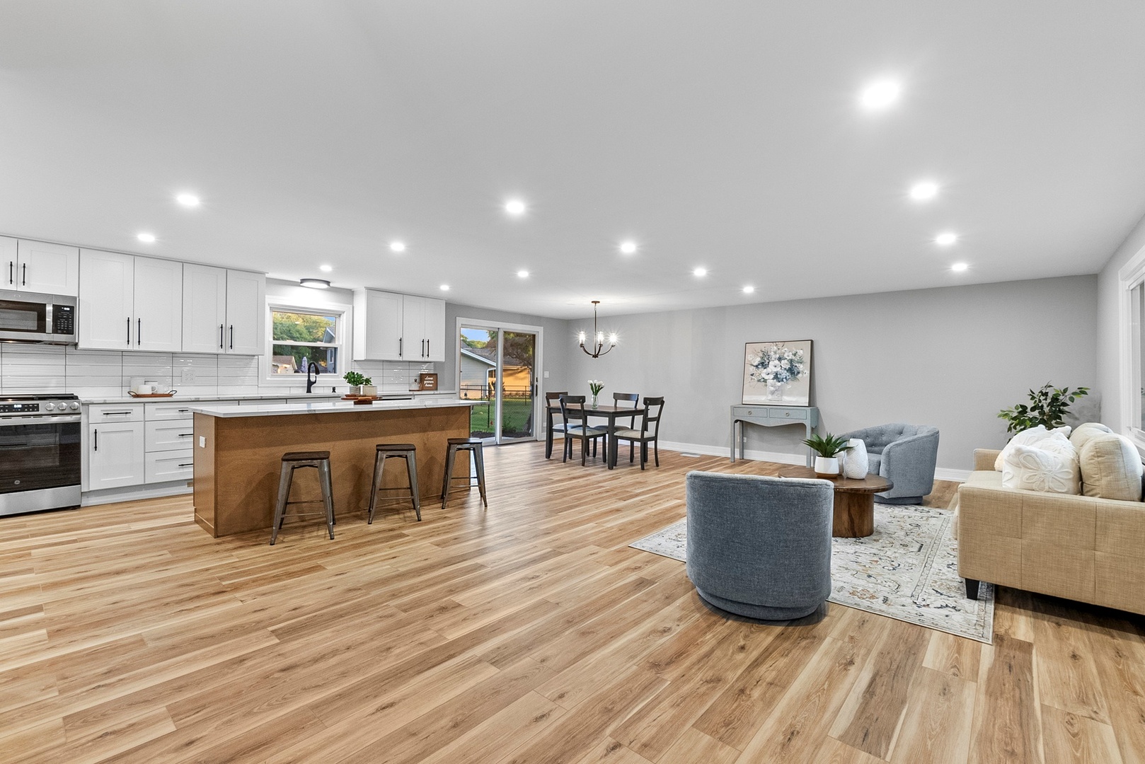 305 Williams Drive, Schaumburg, IL 60193