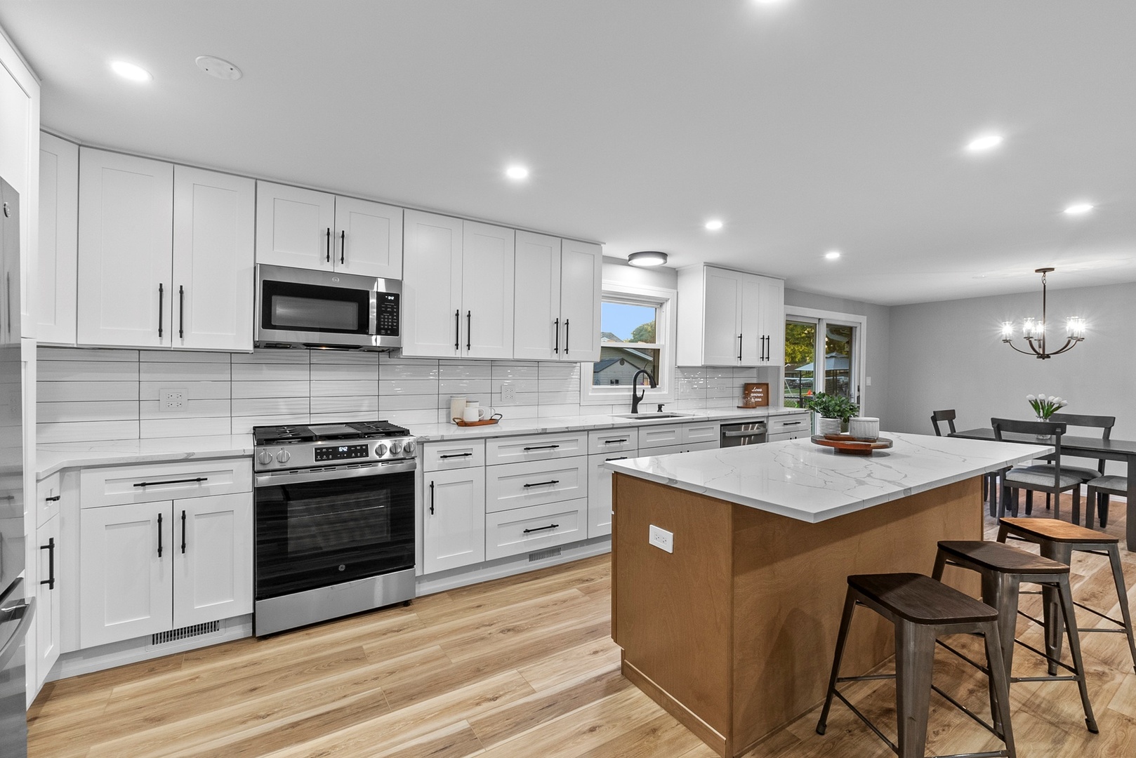 305 Williams Drive, Schaumburg, IL 60193